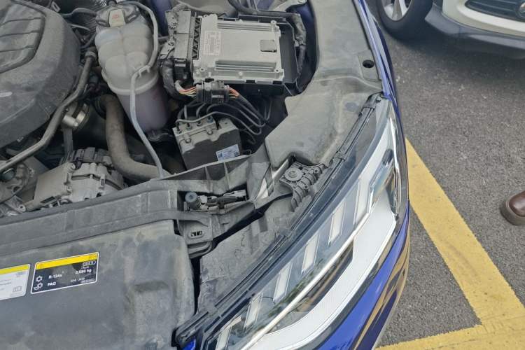 Used Audi A4L 2020 40 TFSI quattro Luxury Dynamic Model Engine Bay Left