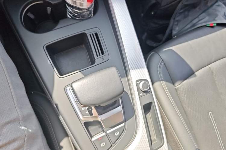 Used Audi A4L 2020 40 TFSI Fashionable and Elegant Model Gear Lever