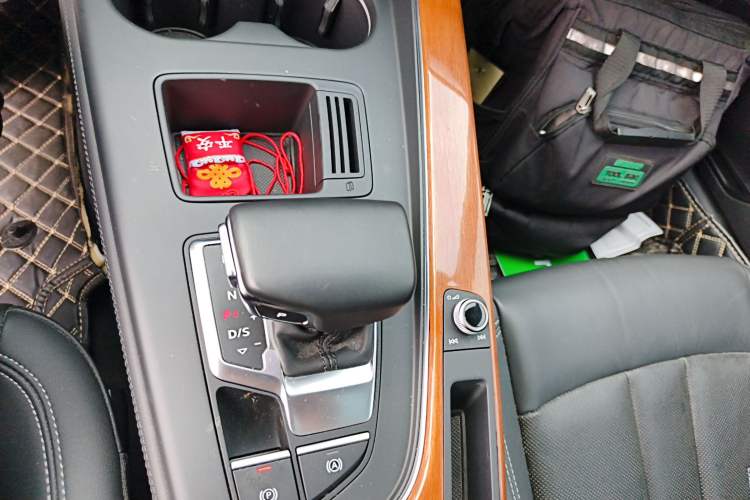 Used Audi A4L 2020 40 TFSI Fashionable and Elegant Model Gear Lever