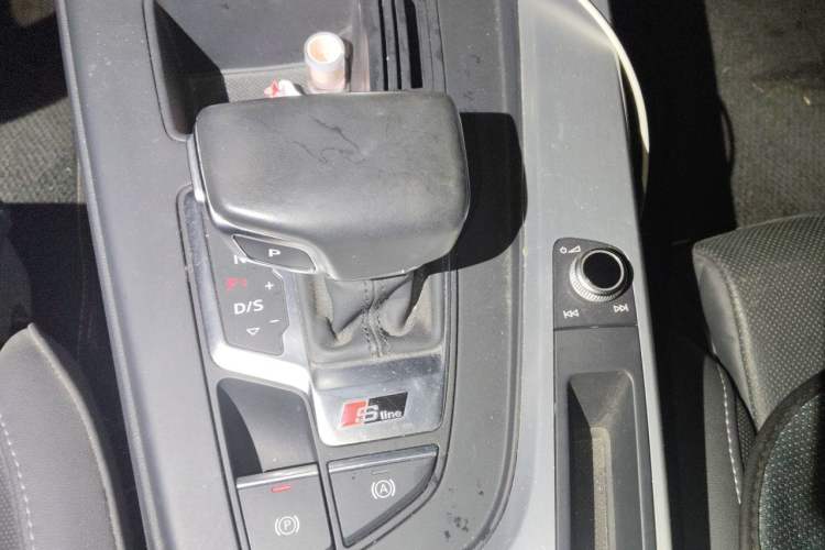 Used Audi A4L 2020 40 TFSI Luxury Dynamic Model Gear Lever