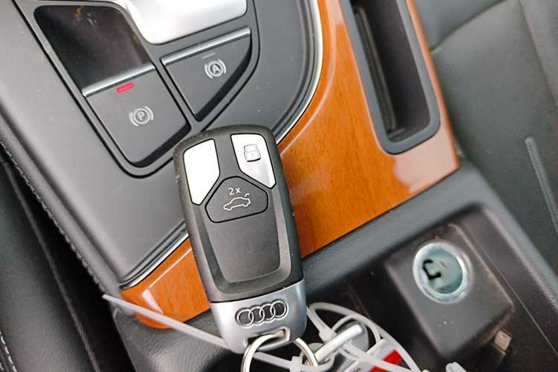 Used Audi A4L 2020 40 TFSI Fashionable and Elegant Model Vehicle Key