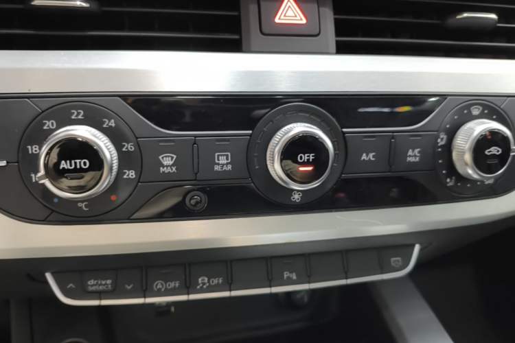 Used Audi A4L 2020 40 TFSI Fashion Dynamic Model Audio And AC Panel