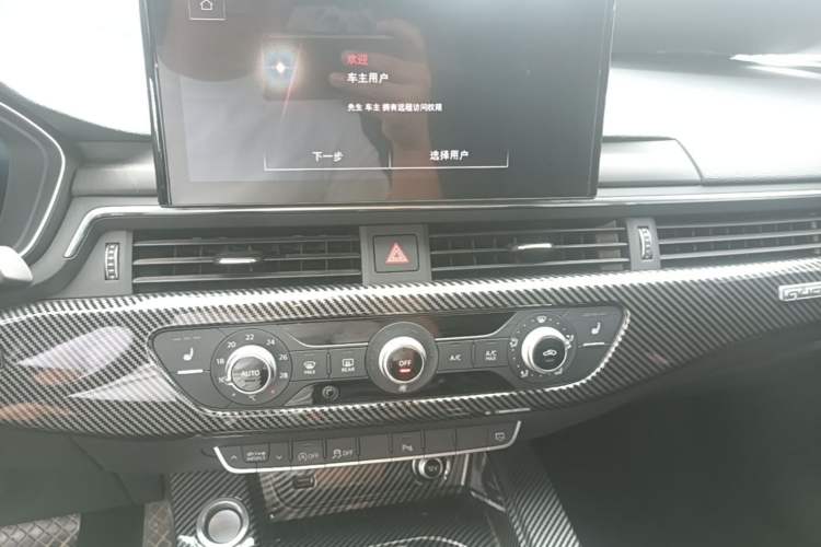 Used Audi A4L 2020 40 TFSI Fashionable and Elegant Model Audio And AC Panel
