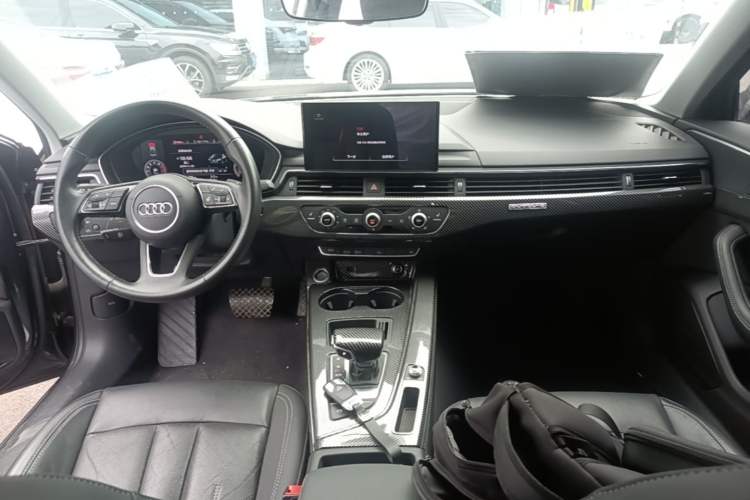 Used Audi A4L 2020 40 TFSI Fashionable and Elegant Model Center Console