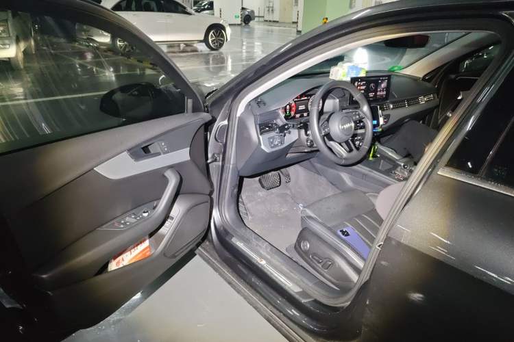 Used Audi A4L 2020 40 TFSI Fashionable and Elegant Model Driver Seat