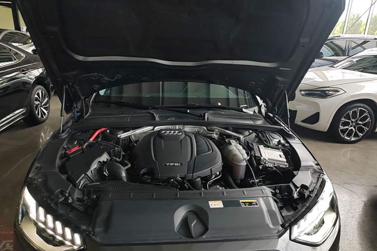 Used Audi A4L 2020 40 TFSI Fashionable and Elegant Model Engine Bay
