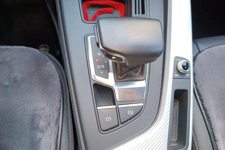 Used Audi A4L 2020 40 TFSI Fashionable and Elegant Model Gear Lever
