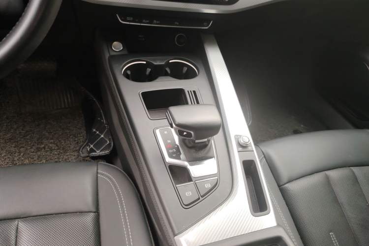 Used Audi A4L 2020 40 TFSI Fashionable and Elegant Model Gear Lever