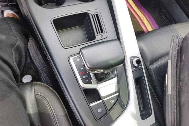Used Audi A4L 2020 40 TFSI Fashionable and Elegant Model Gear Lever