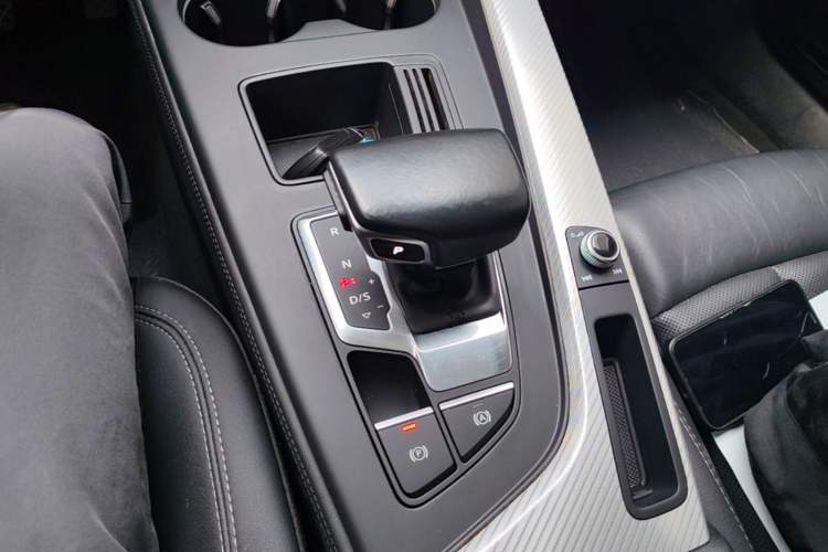 Used Audi A4L 2020 40 TFSI Fashionable and Elegant Model Gear Lever
