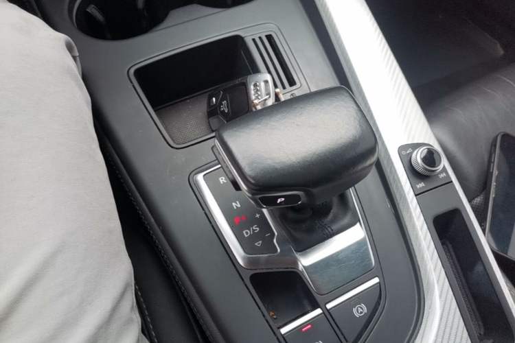 Used Audi A4L 2020 40 TFSI Fashionable and Elegant Model Gear Lever