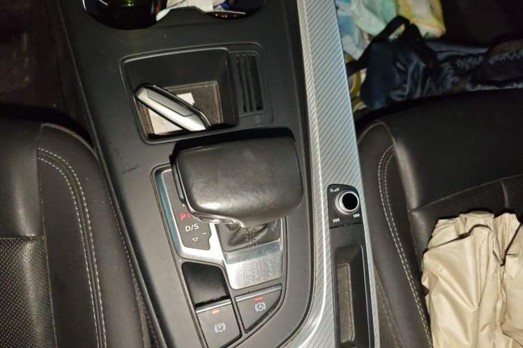 Used Audi A4L 2020 40 TFSI Fashionable and Elegant Model Gear Lever