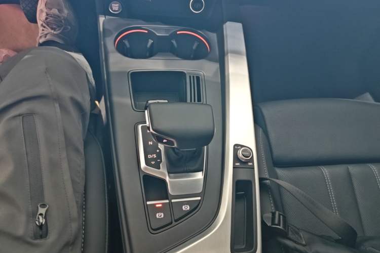 Used Audi A4L 2020 40 TFSI quattro Luxury Dynamic Model Gear Lever