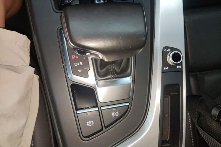 Used Audi A4L 2020 40 TFSI Luxury Dynamic Model Gear Lever