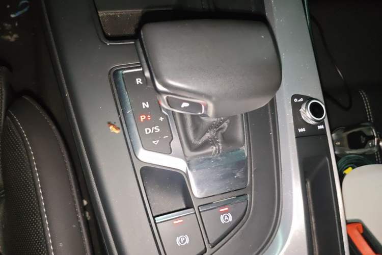 Used Audi A4L 2020 40 TFSI Fashionable and Elegant Model Gear Lever