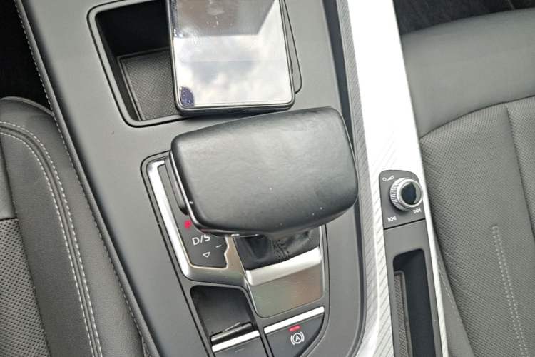 Used Audi A4L 2020 40 TFSI Fashionable and Elegant Model Gear Lever