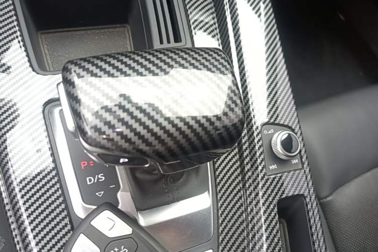 Used Audi A4L 2020 40 TFSI Fashionable and Elegant Model Gear Lever
