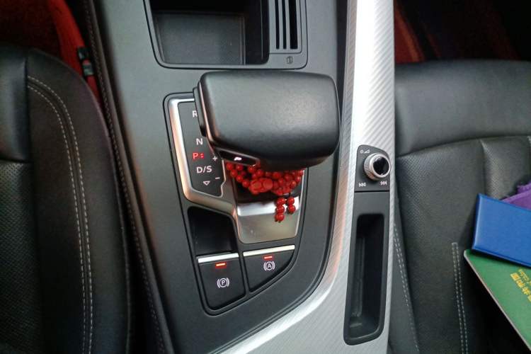 Used Audi A4L 2020 40 TFSI Fashionable and Elegant Model Gear Lever