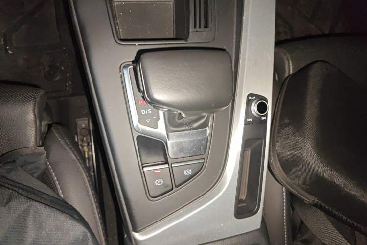 Used Audi A4L 2020 40 TFSI Fashion Dynamic Model Gear Lever