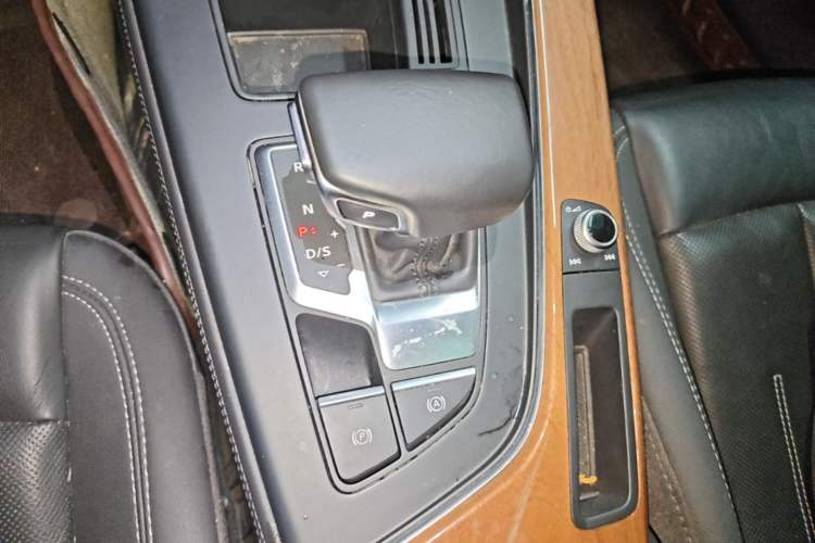 Used Audi A4L 2020 40 TFSI Fashionable and Elegant Model Gear Lever
