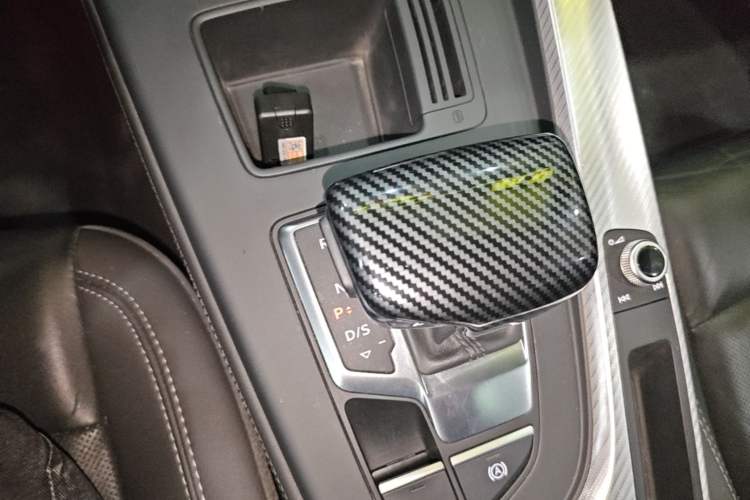 Used Audi A4L 2020 40 TFSI Fashionable and Elegant Model Gear Lever