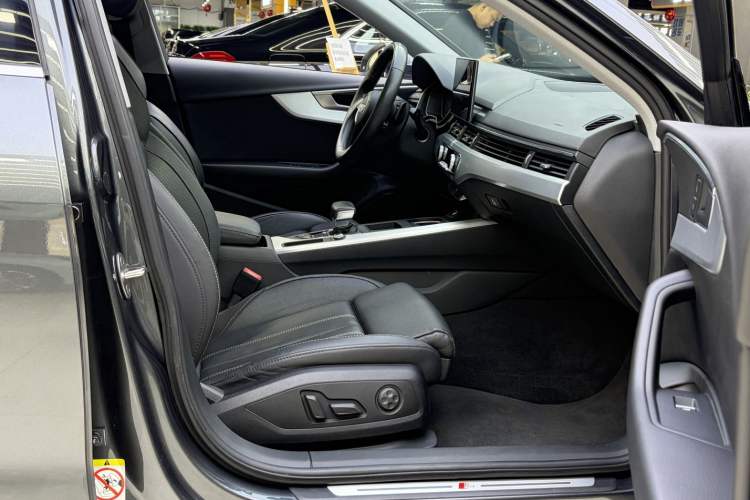 Used Audi A4L 2020 40 TFSI Luxury Dynamic Model Interior 10