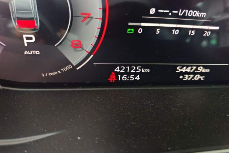 Used Audi A4L 2020 40 TFSI Luxury Dynamic Model Odometer Close Up
