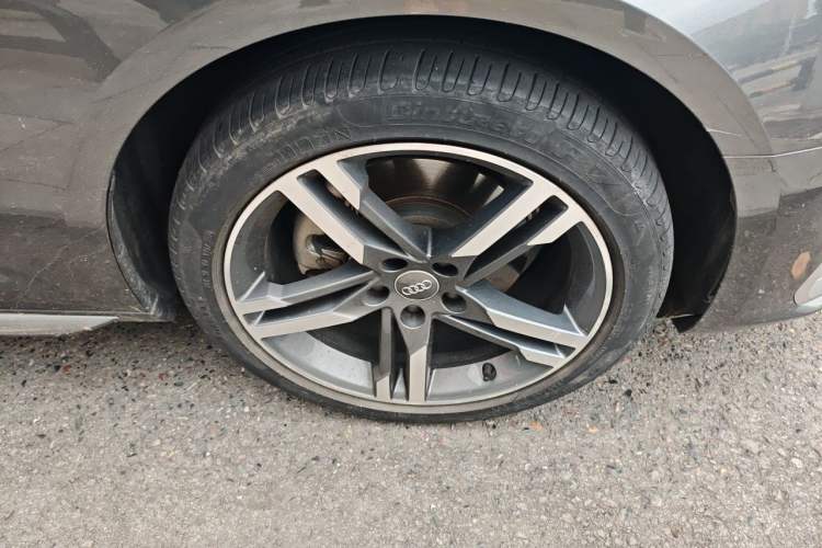 Used Audi A4L 2020 40 TFSI Fashionable and Elegant Model Right Front Wheel Hub