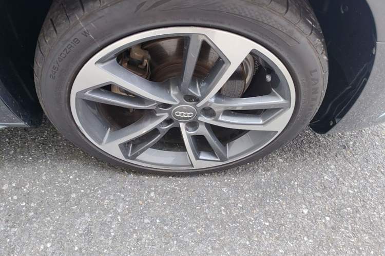 Used Audi A4L 2020 40 TFSI Fashionable and Elegant Model Right Front Wheel Hub