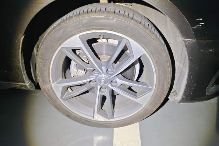 Used Audi A4L 2020 40 TFSI Fashionable and Elegant Model Right Front Wheel Hub