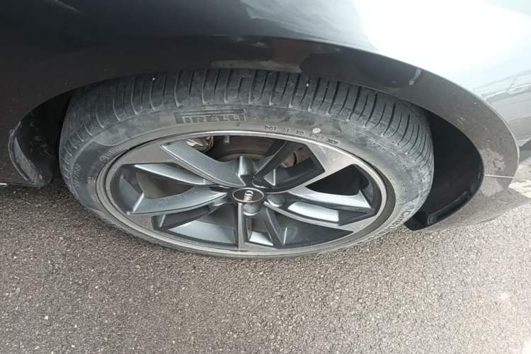 Used Audi A4L 2020 40 TFSI Fashionable and Elegant Model Right Front Wheel Hub