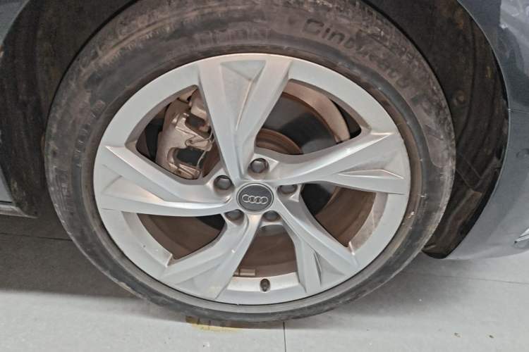 Used Audi A4L 2020 40 TFSI Fashionable and Elegant Model Right Front Wheel Hub