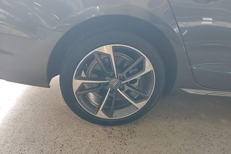Used Audi A4L 2020 40 TFSI Fashionable and Elegant Model Right Rear Wheel Hub