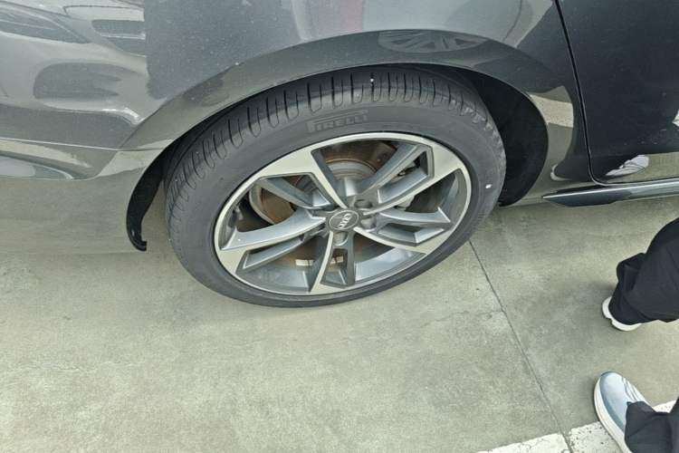 Used Audi A4L 2020 40 TFSI Fashionable and Elegant Model Right Rear Wheel Hub