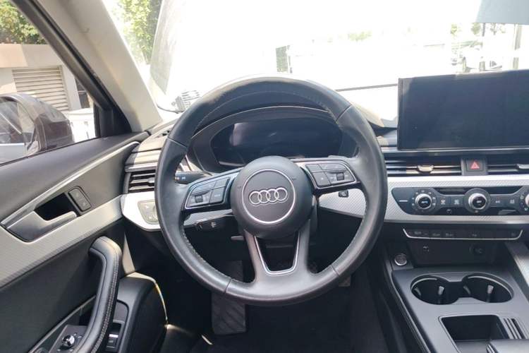 Used Audi A4L 2020 40 TFSI Fashionable and Elegant Model Steering Wheel