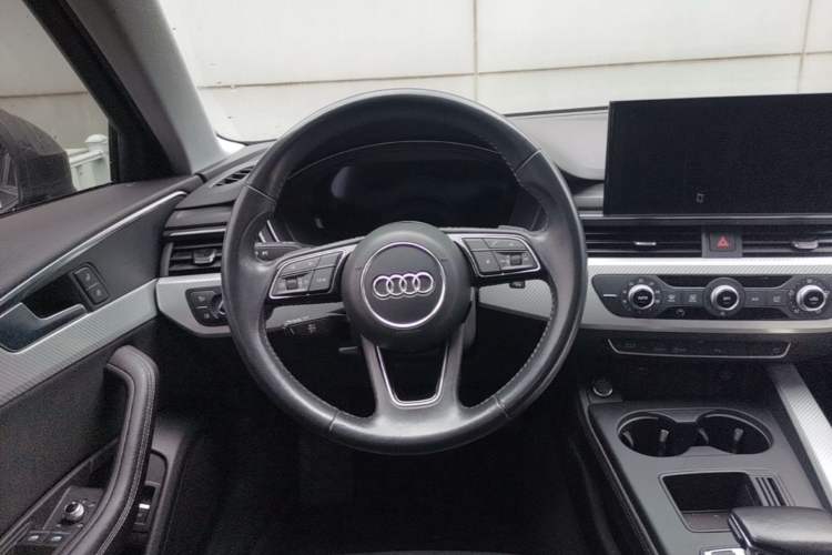 Used Audi A4L 2020 40 TFSI Fashionable and Elegant Model Steering Wheel