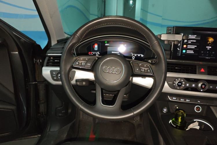Used Audi A4L 2020 40 TFSI Fashionable and Elegant Model Steering Wheel