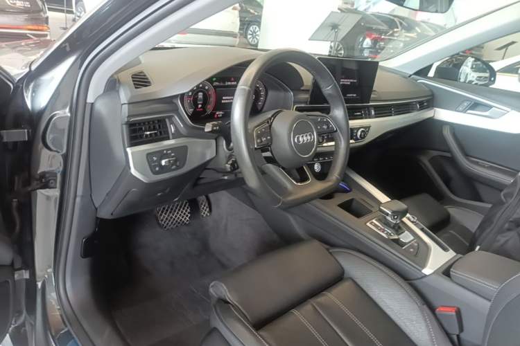 Used Audi A4L 2020 40 TFSI Luxury Dynamic Model Steering Wheel