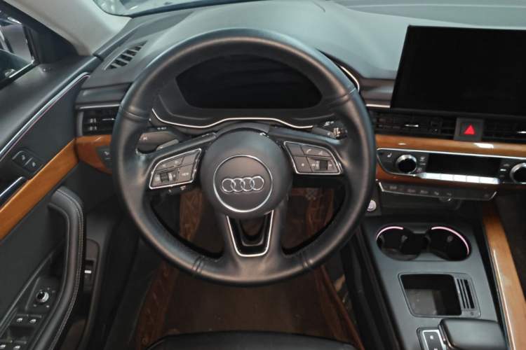 Used Audi A4L 2020 40 TFSI Fashionable and Elegant Model Steering Wheel
