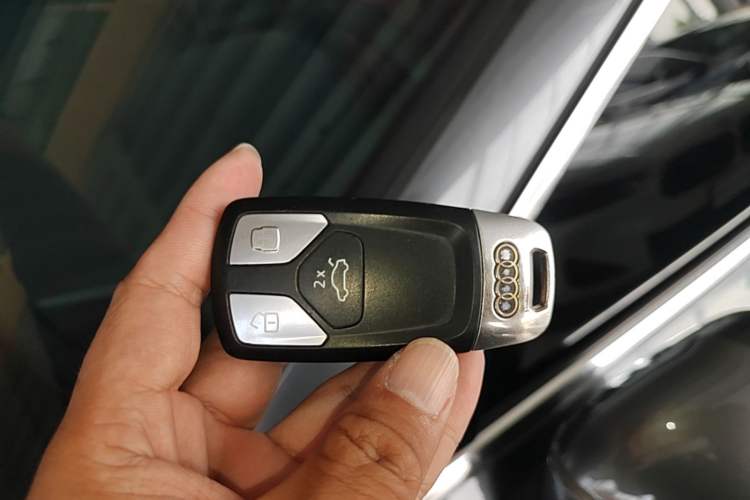 Used Audi A4L 2020 40 TFSI Fashionable and Elegant Model Vehicle Key