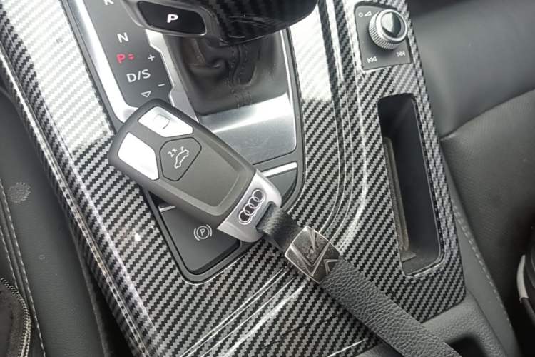 Used Audi A4L 2020 40 TFSI Fashionable and Elegant Model Vehicle Key