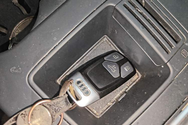 Used Audi A4L 2020 40 TFSI Fashionable and Elegant Model Vehicle Key