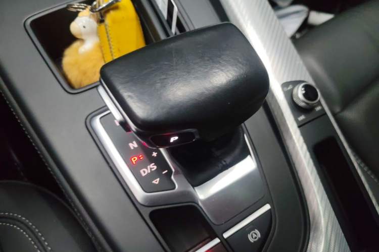 Used Audi A4L 2020 40 TFSI Fashionable and Elegant Model Gear Lever