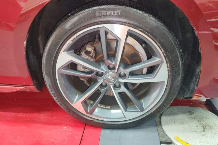 Used Audi A4L 2020 40 TFSI Fashionable and Elegant Model Right Front Wheel Hub
