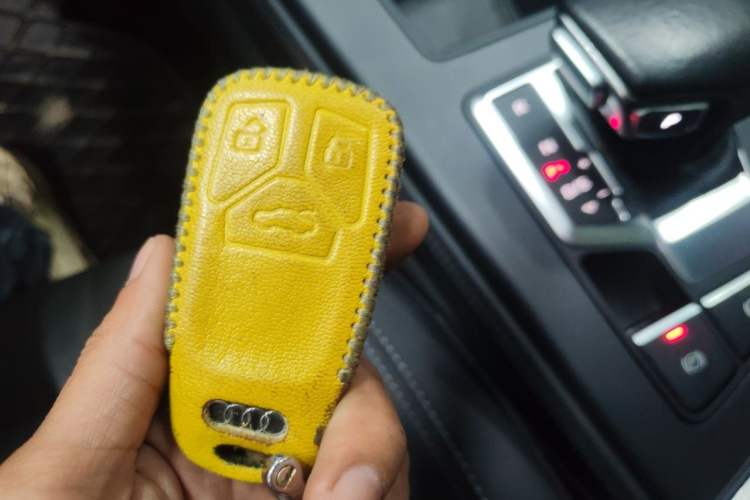 Used Audi A4L 2020 40 TFSI Fashionable and Elegant Model Vehicle Key