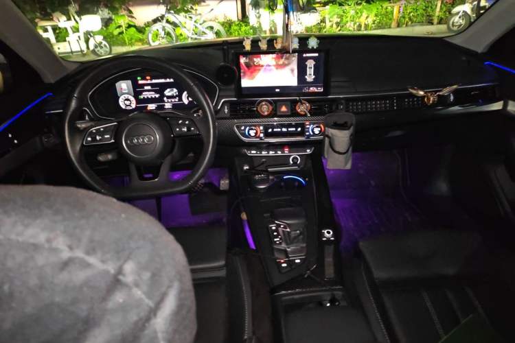 Used Audi A4L 2020 40 TFSI Luxury Dynamic Model Center Console