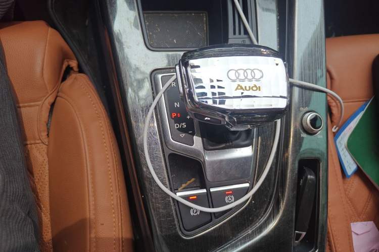 Used Audi A4L 2020 40 TFSI Fashionable and Elegant Model Gear Lever