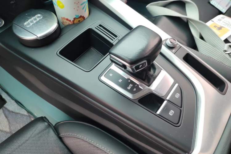 Used Audi A4L 2020 40 TFSI Fashionable and Elegant Model Gear Lever