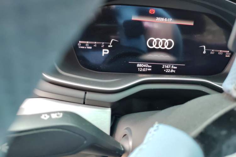 Used Audi A4L 2020 40 TFSI Fashionable and Elegant Model Odometer Close Up