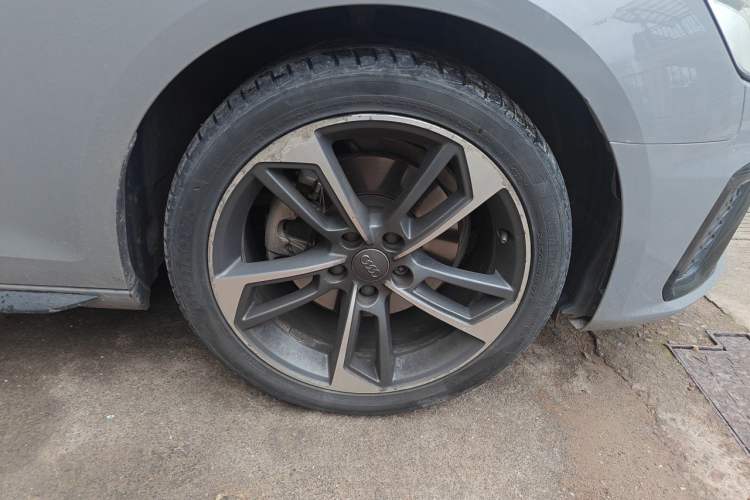 Used Audi A4L 2020 40 TFSI Fashionable and Elegant Model Right Front Wheel Hub